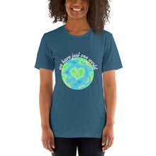 Charger l&#39;image dans la galerie, T-shirt unisexe We have just one world
